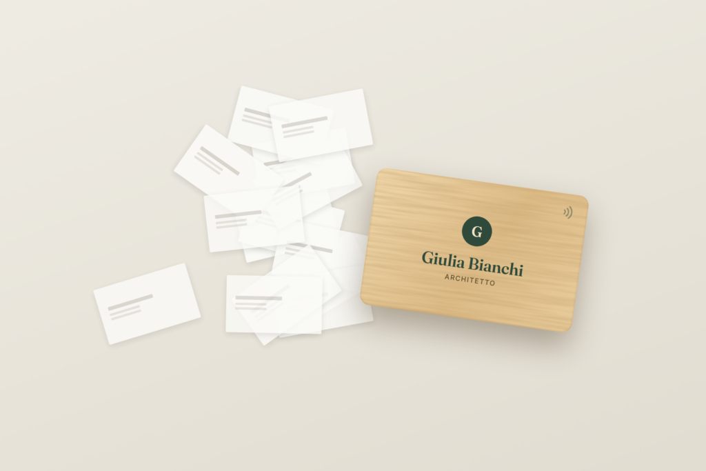 Tanti biglietti da visita di carta accanto a una sola card in bambù