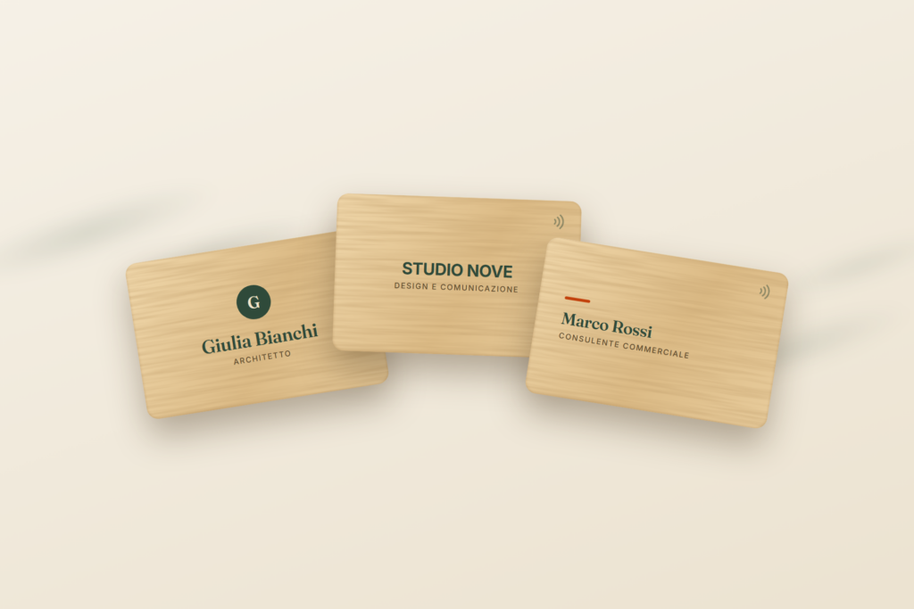 Tre card in bambù personalizzate con nomi e loghi diversi